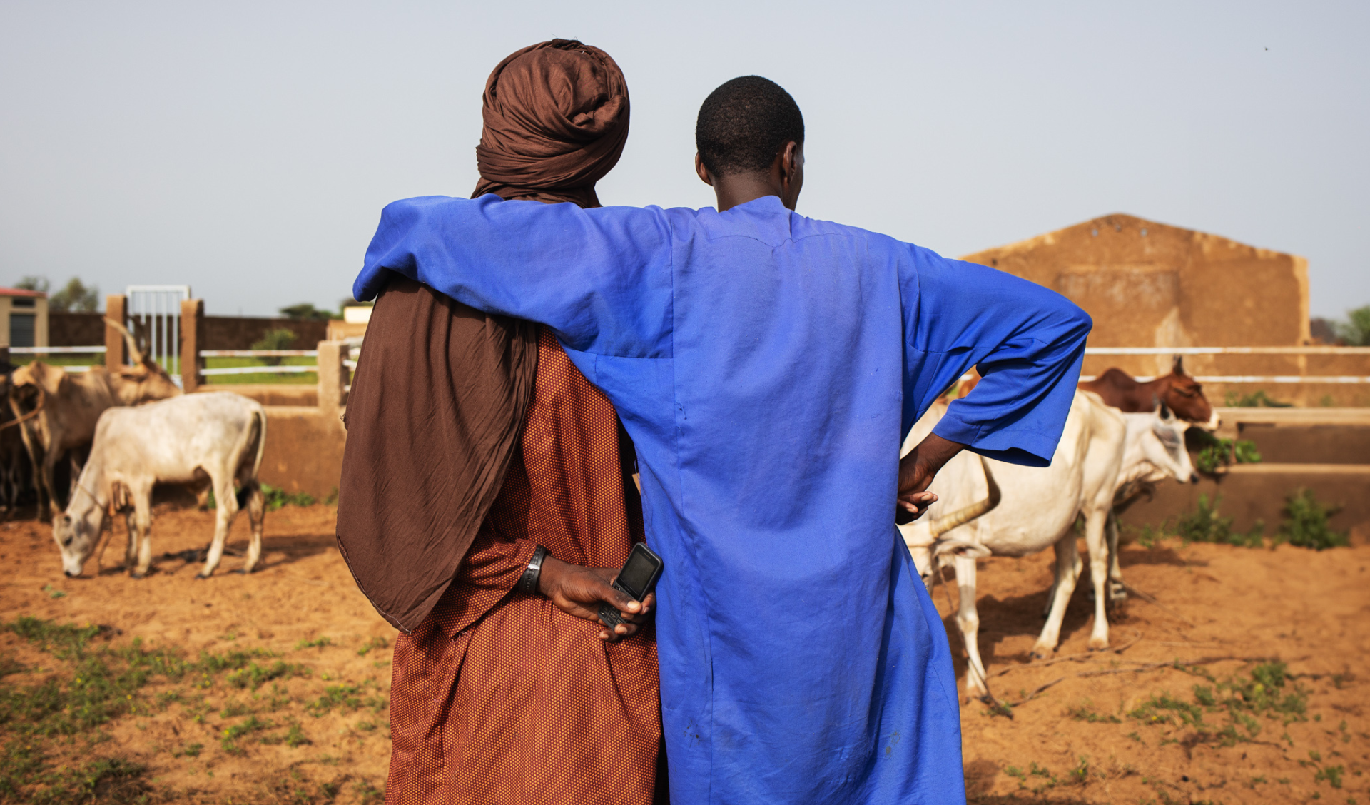 Un éleveur avec son téléphone GSM dans un marché à bétail au Sénégal. Crédits : T. Cytrynowicz 2023